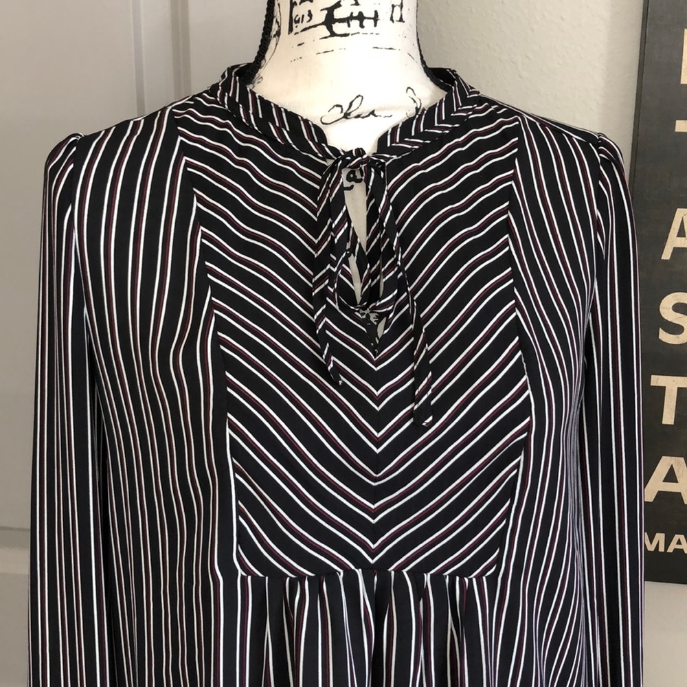 💕Beautiful Ann Taylor Loft Blouse💕 - Picture 2 of 8
